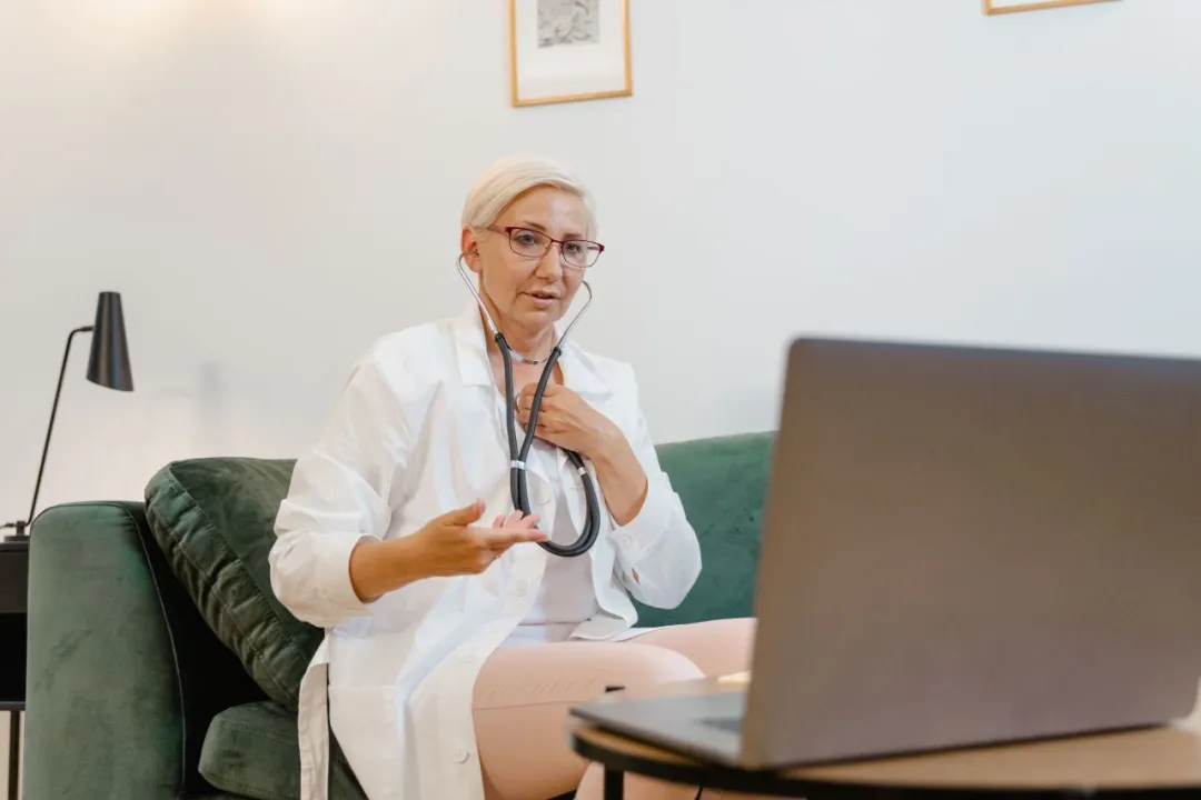 Oncologist at Jiahui International Cancer Center consulting on advanced targeted therapy