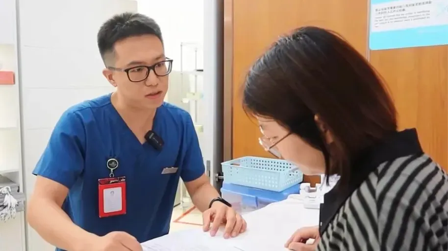 Clinical pharmacist providing medication education and safety guidance at Jiahui
